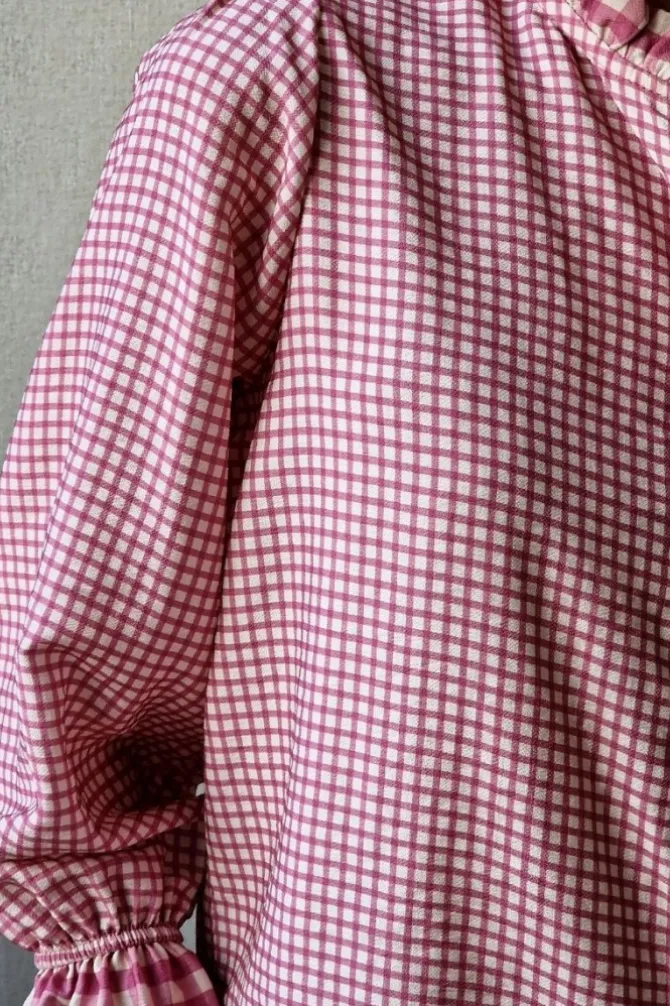 Camisa de cuadros vichy con volante rosa