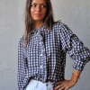 Camisa de mujer de cuadros vichy con volante gris