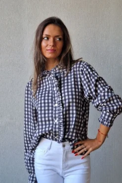 Camisa de mujer de cuadros vichy con volante gris