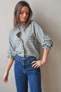 Camisa de mujer de cuadros vichy con volante verde