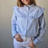 Camisa de rayas pechera volante azul