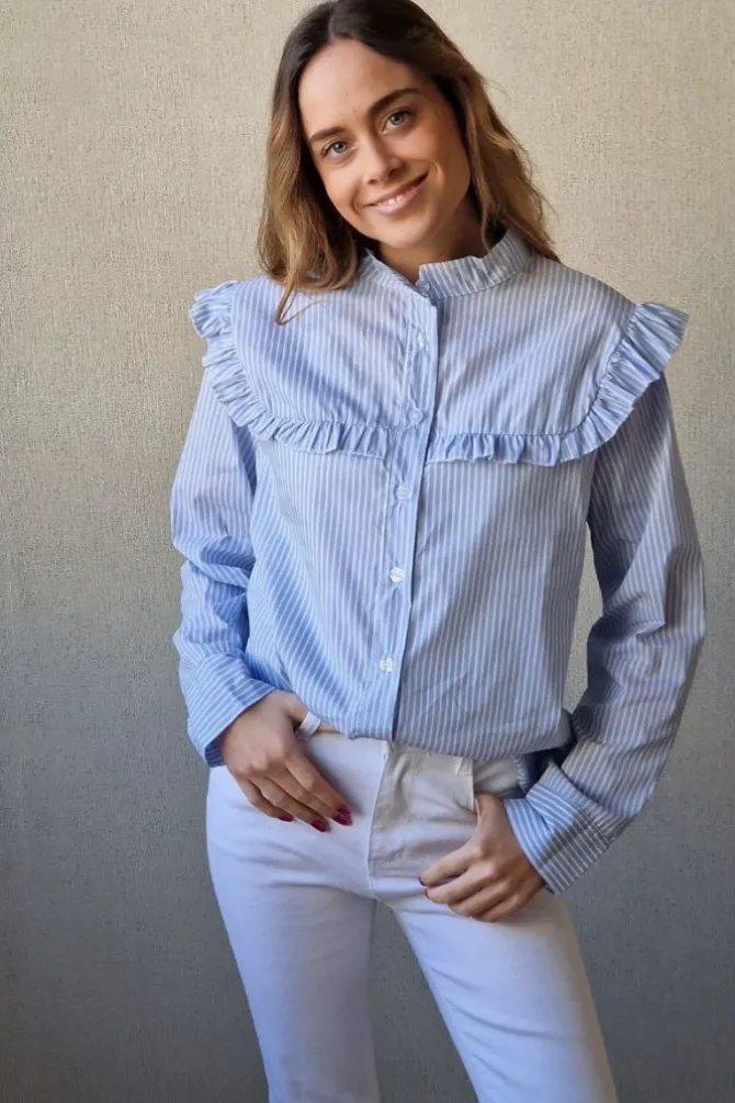 Camisa de rayas pechera volante azul