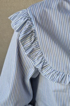 Camisa de rayas pechera volante azul jeans