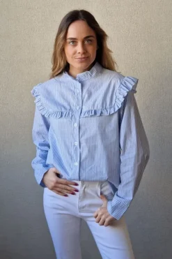 Camisa de rayas pechera volante azul