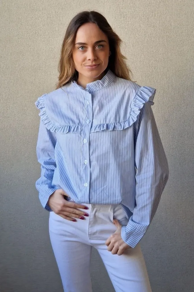 Camisa de rayas pechera volante azul