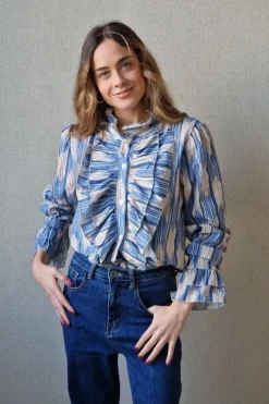Camisa estampado de rayas y volantes azul jeans