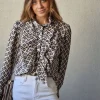 Camisa estampado geométrico y volantes beige y negro