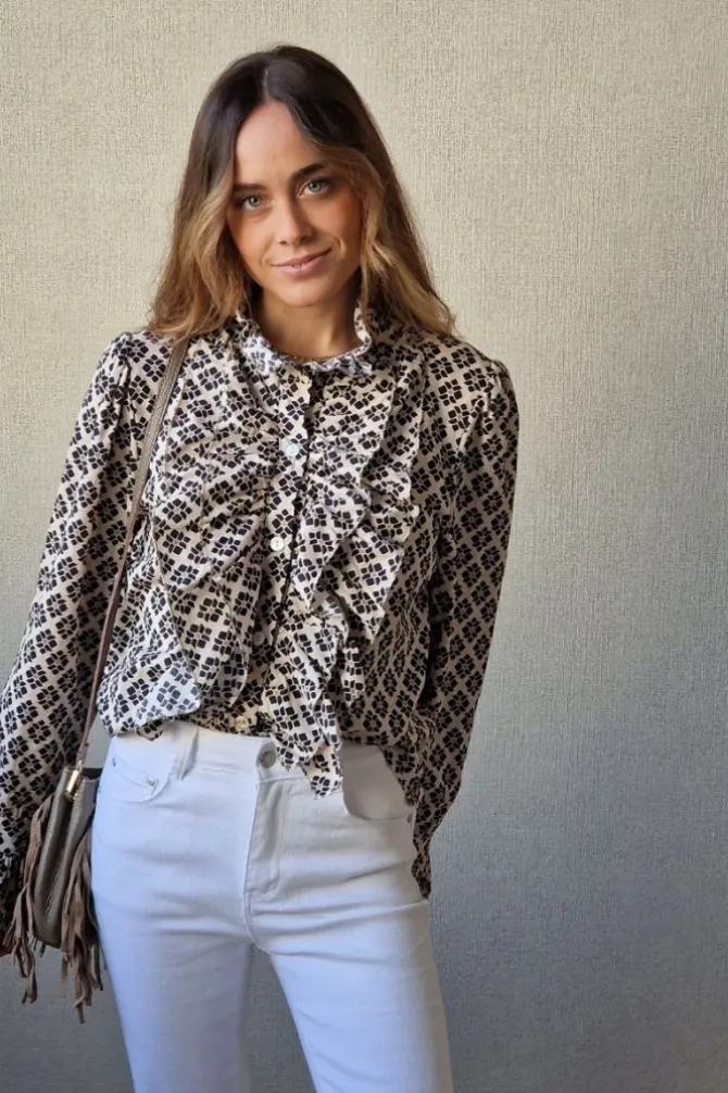 Camisa estampado geométrico y volantes beige y negro
