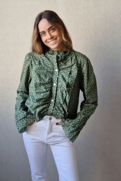 Camisa estampado geométrico y volantes verde
