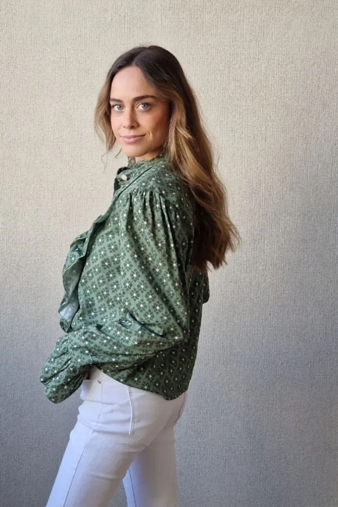 Camisa estampado geométrico y volantes verde