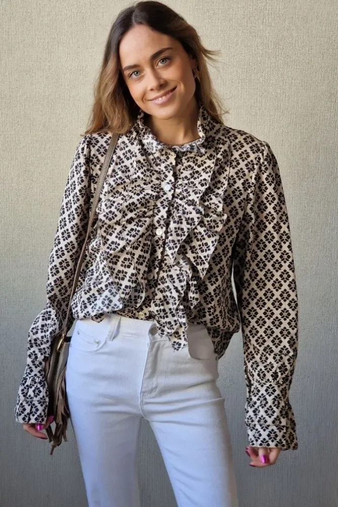 Camisa estampado geométrico y volantes beige y negro