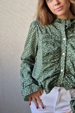 Camisa estampado geométrico y volantes verde