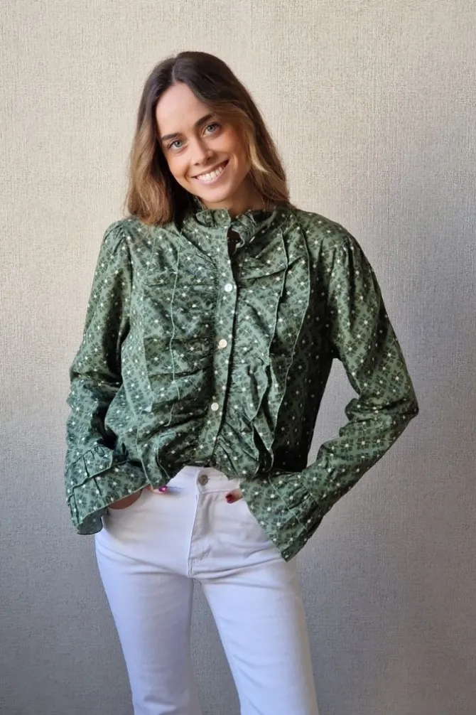 Camisa estampado geométrico y volantes verde