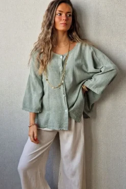Camisa oversize con manga tres cuartos en color verde militar