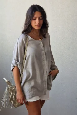 Camisa oversize con manga tres cuartos en color topo