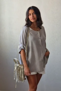 Camisa oversize con manga tres cuartos en color topo