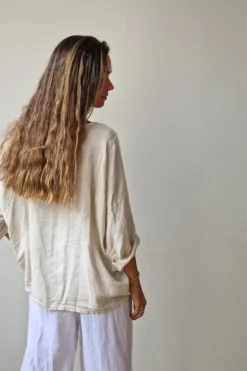 Camisa oversize tipo lino con manga tres cuartos beige