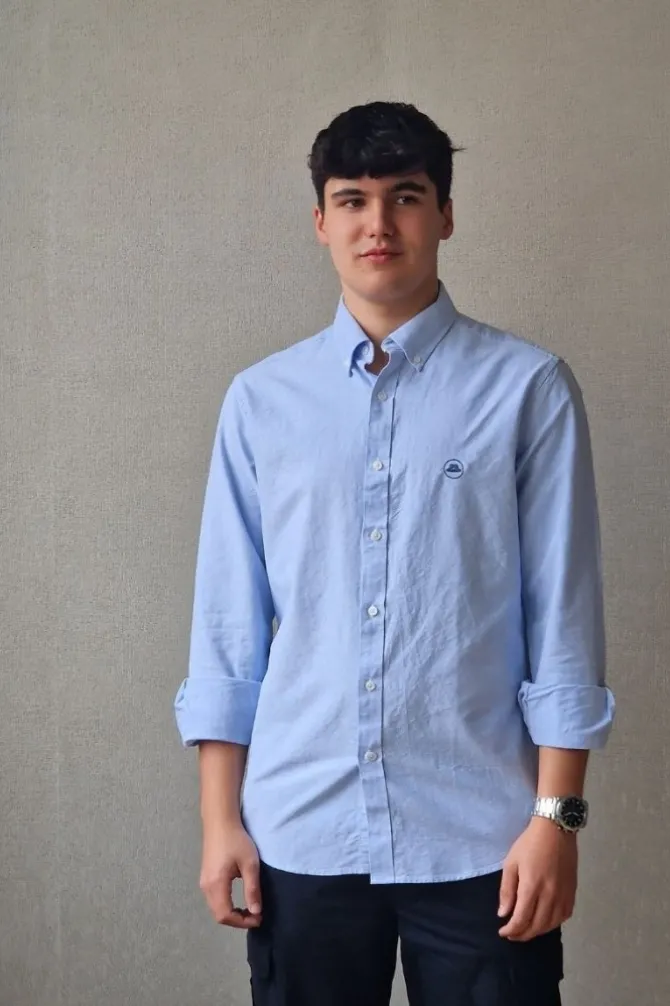 Camisa Oxford azul con botones