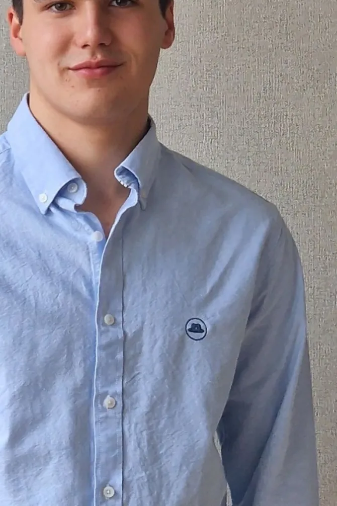 Camisa Oxford azul con botones