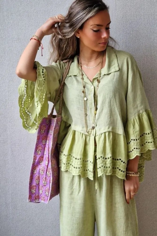 Camisa pistacho de lino con volante calado