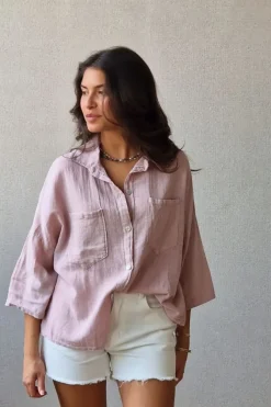 Camisa rosa tipo lino con bolsillos