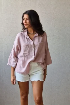 Camisa rosa tipo lino con bolsillos