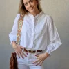 Camisa teen con bordados flores blanca