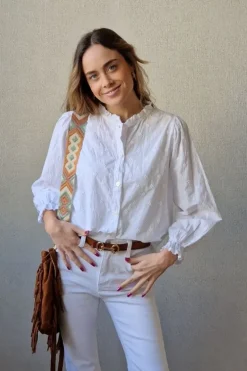 Camisa teen con bordados flores blanca