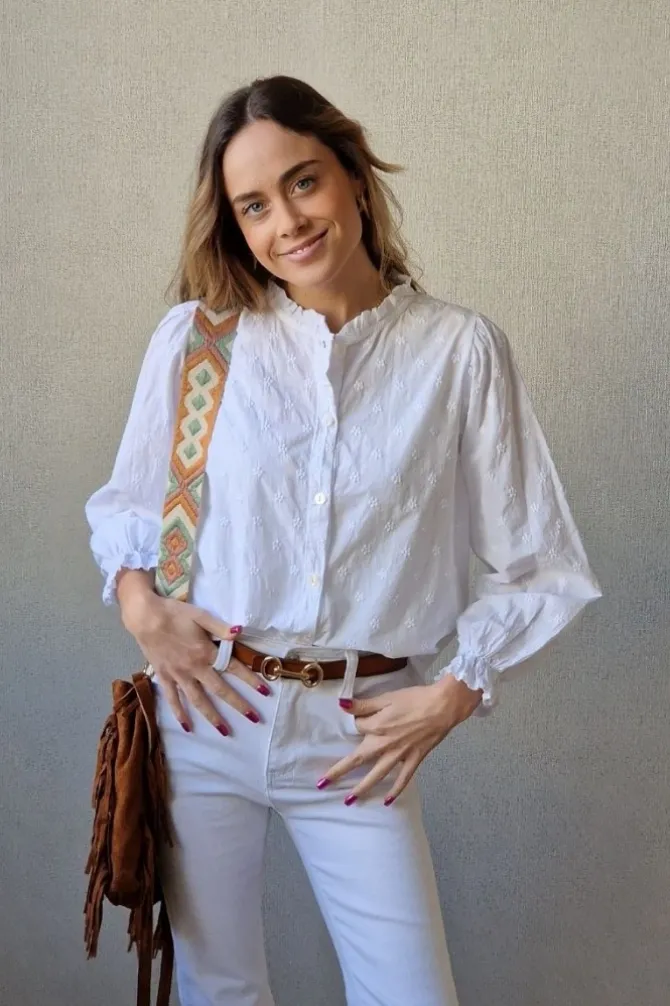 Camisa teen con bordados flores blanca