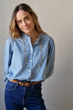 Camisa teen con bordados flores azul