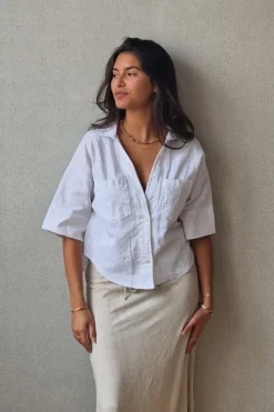 Camisa tres cuartos con bolsillos delanteros blanca