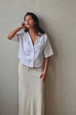 Camisa tres cuartos con bolsillos delanteros blanca