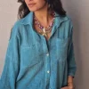 Camisa turquesa tipo lino con bolsillos