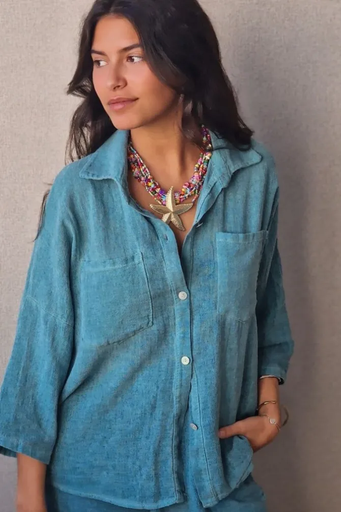 Camisa turquesa tipo lino con bolsillos