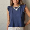 Camiseta básica azul marino con volantes en los hombros