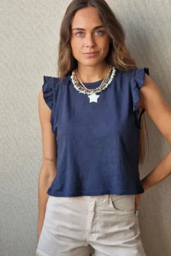 Camiseta básica azul marino con volantes en los hombros