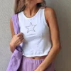 Camiseta básica blanca con estrella de tachas