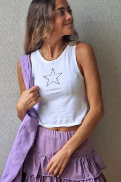 Camiseta básica blanca con estrella de tachas