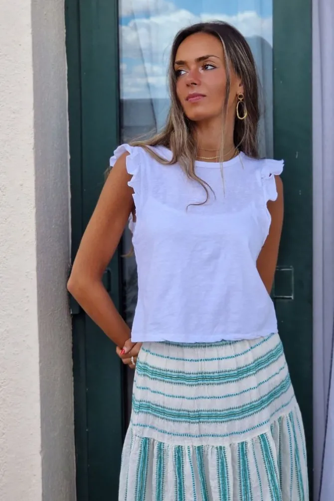 Camiseta básica blanca con volantes en los hombros