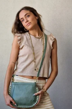 Camiseta básica camel con volantes en los hombros