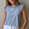 Camiseta básica gris claro con volantes en los hombros