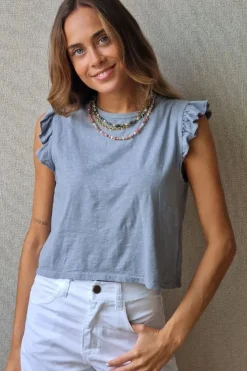 Camiseta básica gris claro con volantes en los hombros