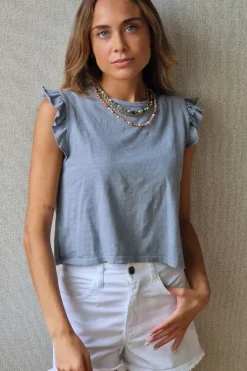Camiseta básica gris claro con volantes en los hombros