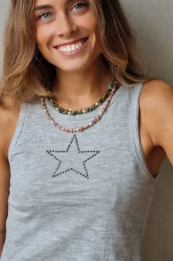 Camiseta básica gris con estrella de tachas