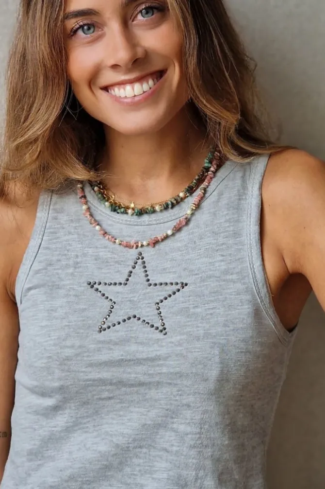 Camiseta básica gris con estrella de tachas