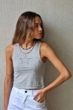 Camiseta básica gris con estrella de tachas