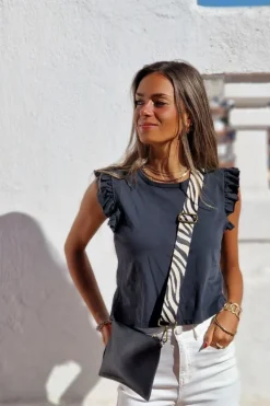 Camiseta básica gris con volantes en los hombros