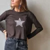 Camiseta básica marrón con estrella de tachas