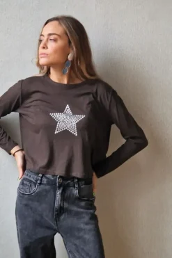 Camiseta básica marrón con estrella de tachas