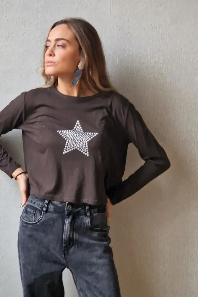 Camiseta básica marrón con estrella de tachas